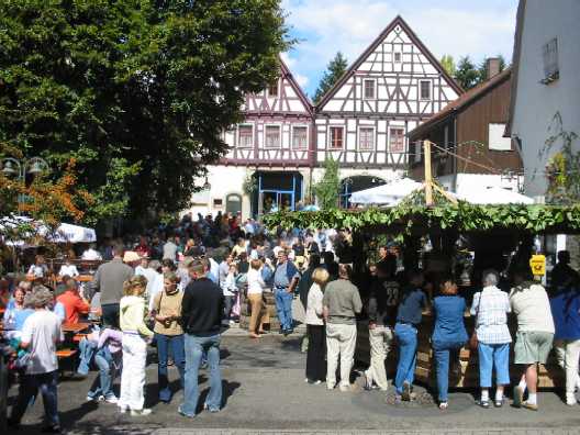 Das Weindorf
                Mundelsheim, 72 Bilder vom 29., 30. und 31.8.2003