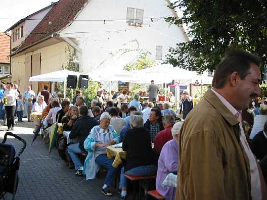 Das Weindorf
                Mundelsheim, 72 Bilder vom 29., 30. und 31.8.2003