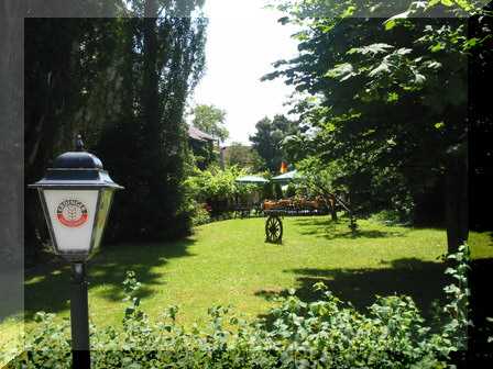 Blick vom Parkplatz Richtung Terrasse