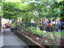 Terrasse an einem Sommerabend